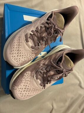 HOKA MACH 6 RUNNING SNEAKER IN PINK SIZE 8.5! 24 HOURS ONLY!